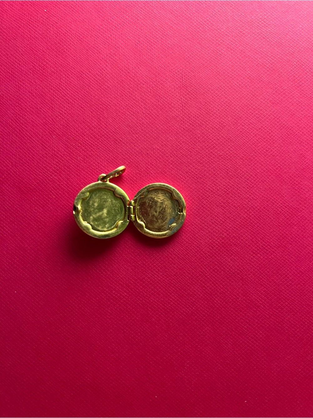 Gold Round Locket with Pearl and Black Stripes - Picture 4 of 5